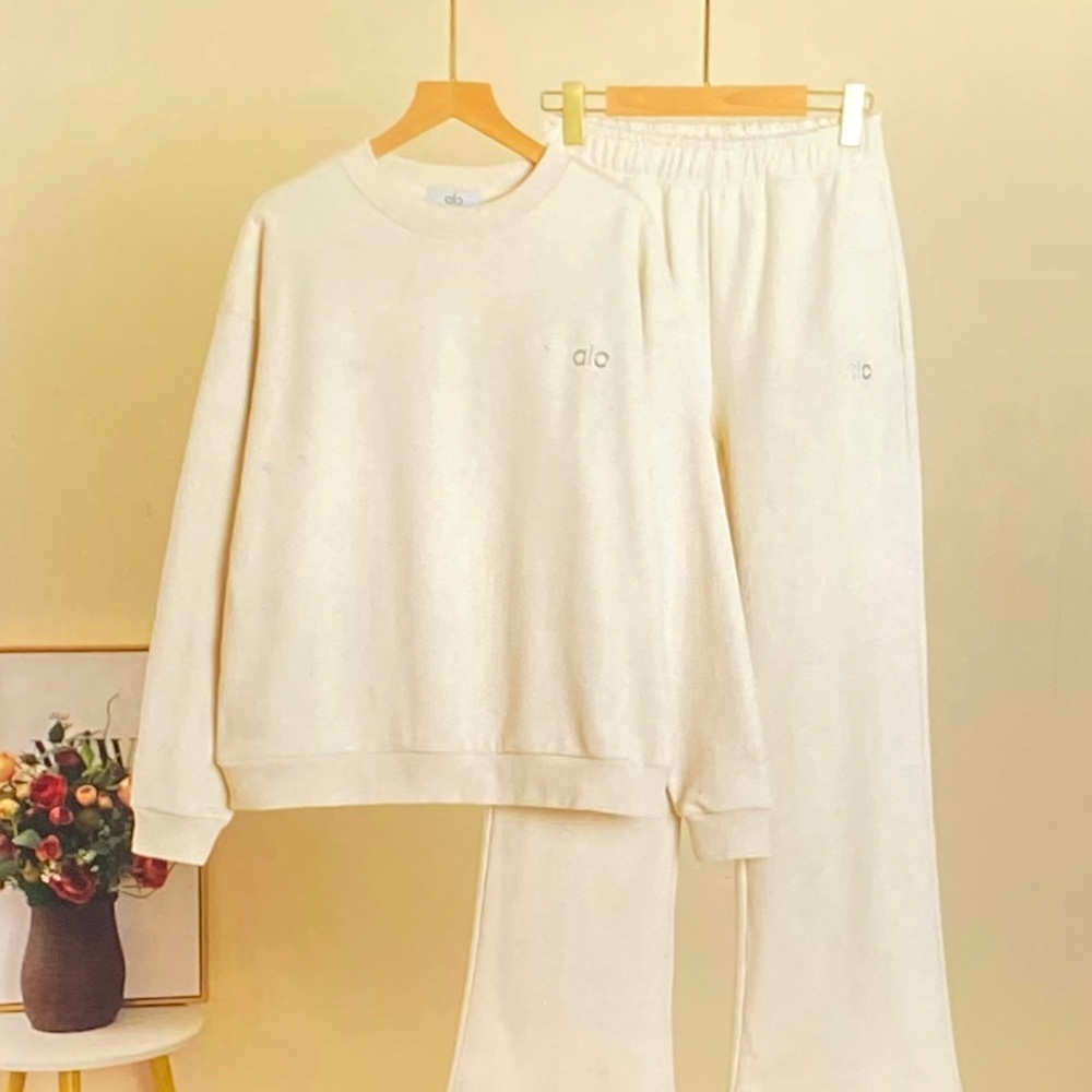 ALO Yoga Off-White Crew Neck Sweater